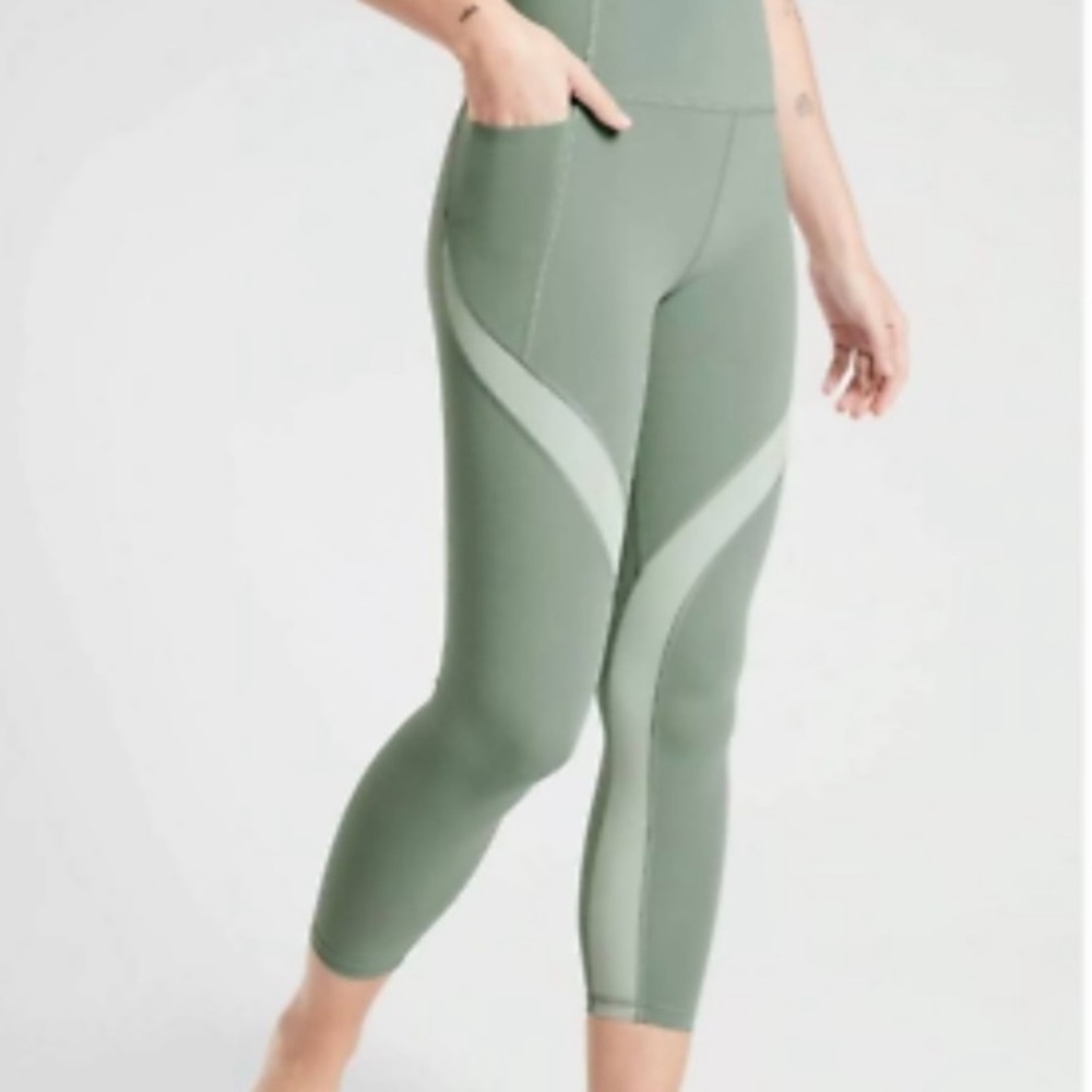 Athleta salutation stash pocket leggings